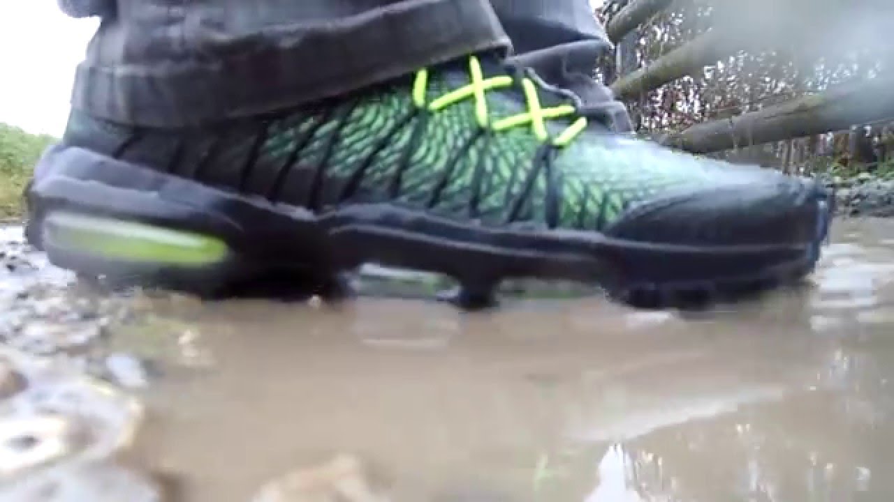 nike airmax 95 ultra jacard play in water getting wet feets