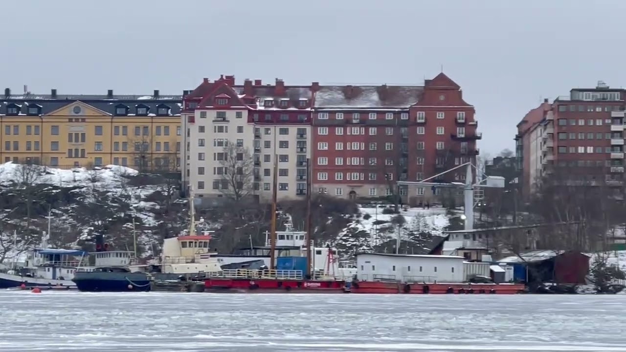 Vandringen på isen mitt på Mälaren i Stockholm.
