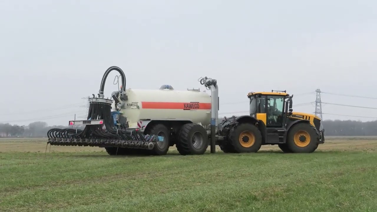 GRASLAND BEMESTEN MET EEN JCB FASTRAC 4220 FASTRAK KAWECO ZODEBEMESTEN