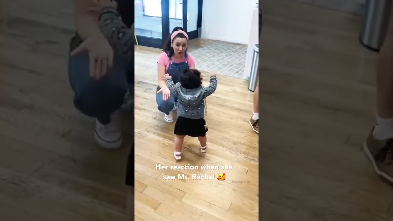 1 year old recognized Ms. Rachel outside youtube. #msrachel #toddlersongs   #shortsviral
