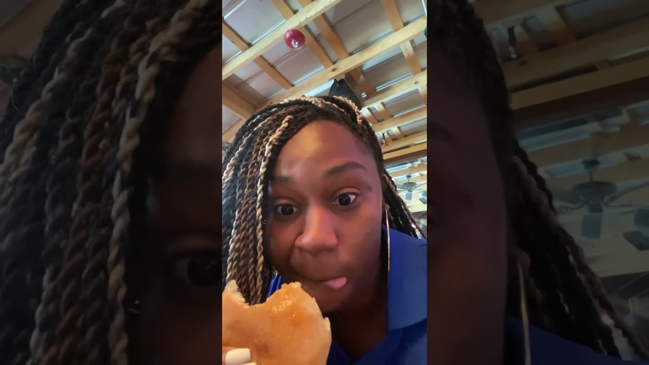 How many Texas Roadhouse Rolls can I eat?#shortsfeed #texasroadhouse #breadrolls #foodie #yummy