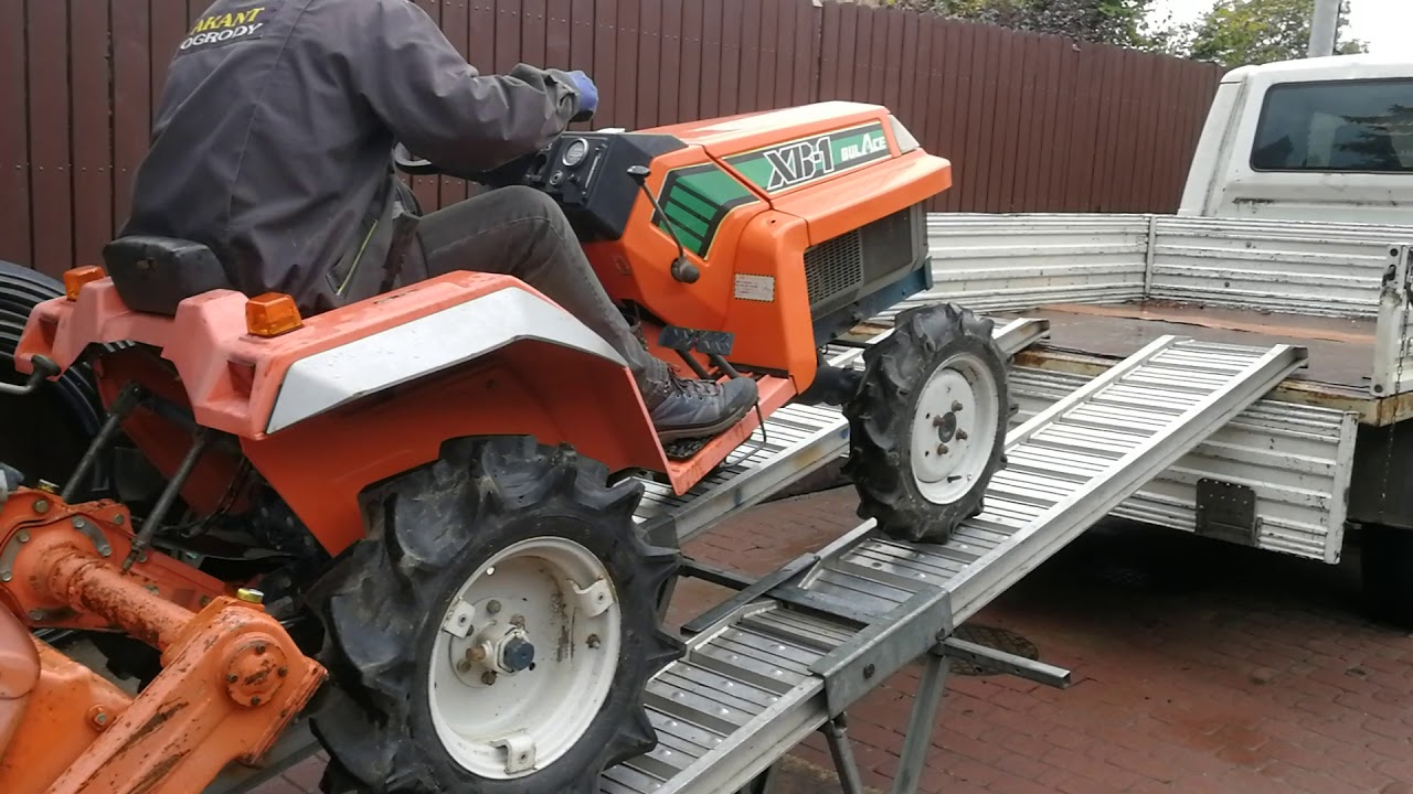 Kubota XB1 załadunek na transportera.