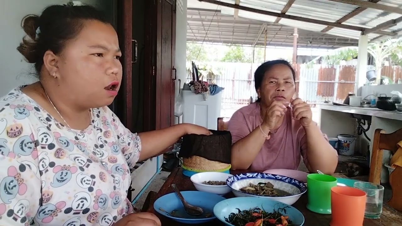 มากินข้าวนำกันเด้อพี่น้องแกงเอ็นใส่ผักบวบแซ่บๆจ้า