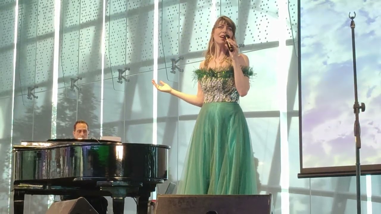 Ilaria Della Bidia Live Singapore Gardens By The Bay - Gladiator (Now We Are Free)