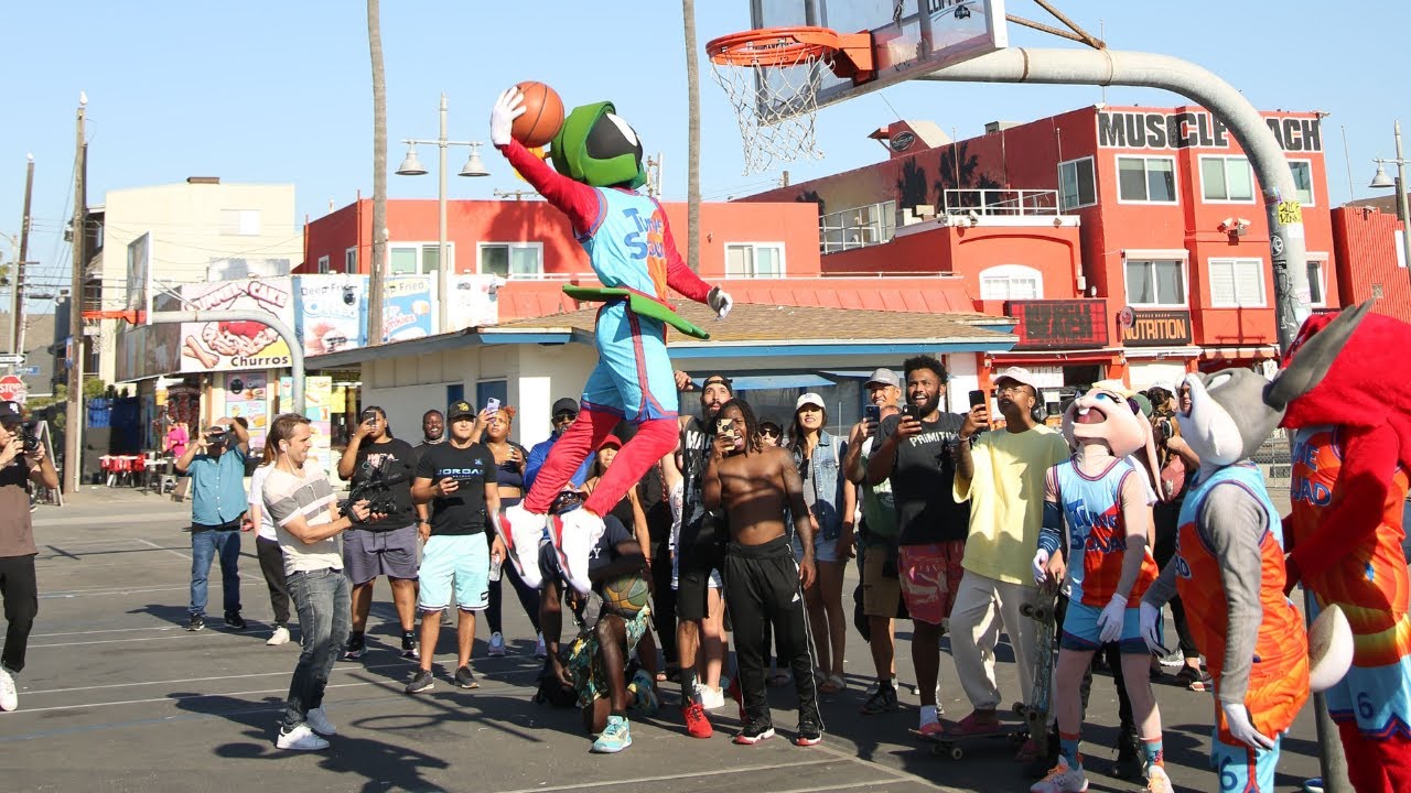 Марвин Марсиан Данкс.. 5 футов 5 дюймов с 50 дюймами по вертикали