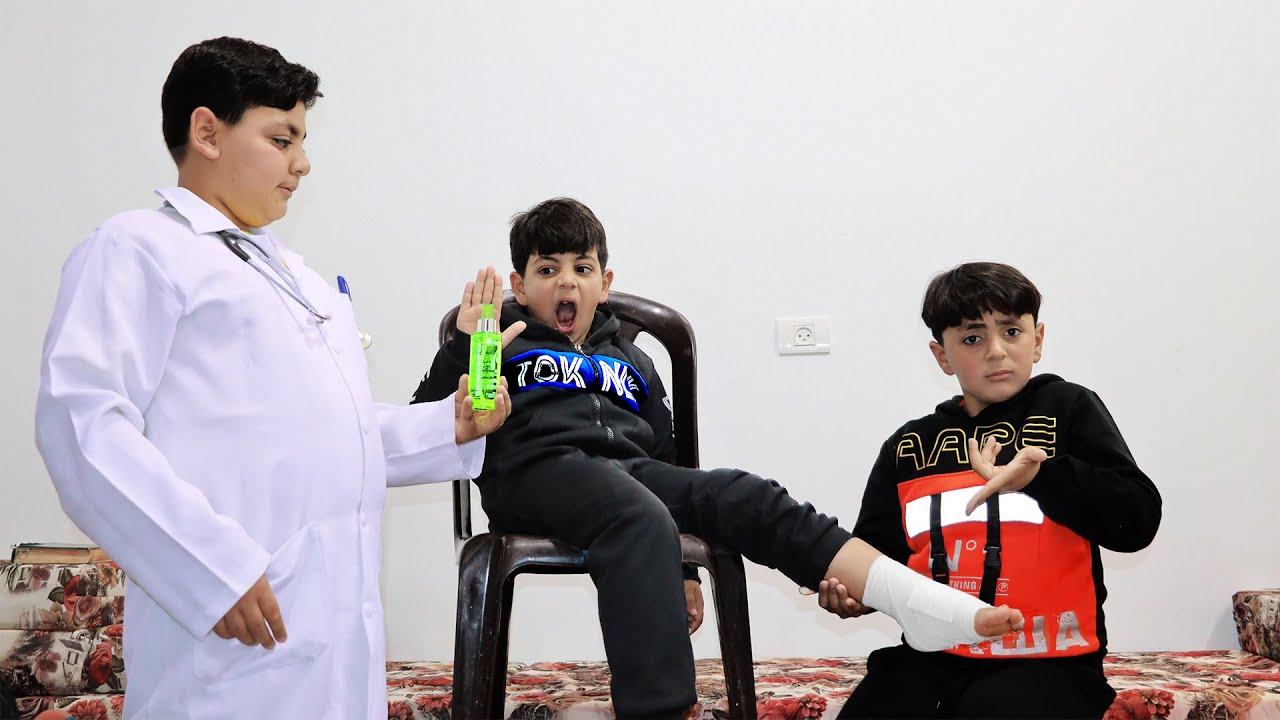 Врач спасает немого мальчика со сломанной ногой.