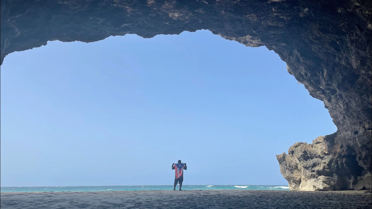 Cueva de las golondrinas en Isabela, Puerto Rico.