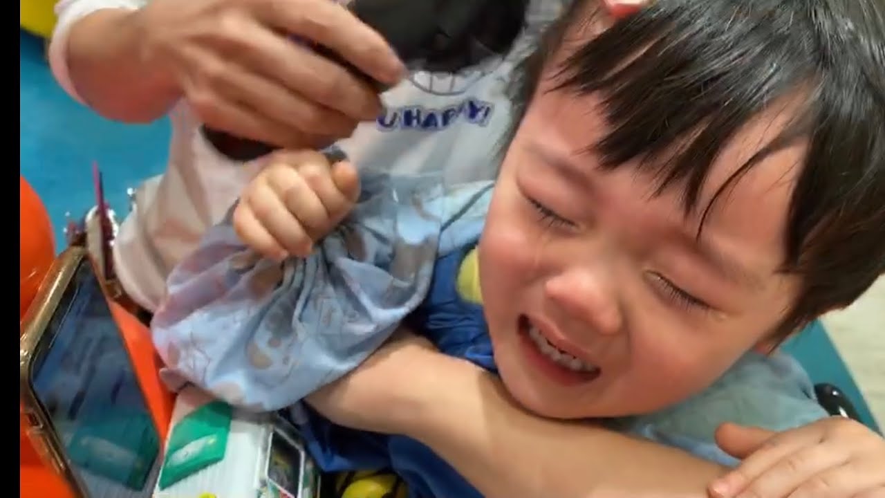 [はじめての美容室] アンパンマンヘアサロンに行ってきました♪ kids crying