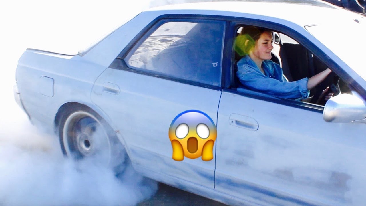 GIRL DOES BURNOUTS IN A R32 SKYLINE DRIFT CAR!!!