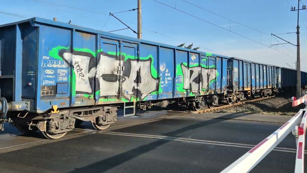 ET22-1043 + skład węglarek i karetka alarmowo na przejeździe/ Krotoszyn 26.01.2026