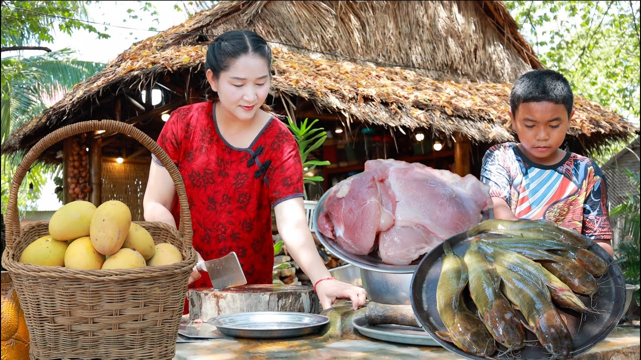 Collect sweet mango, cook pork and catfish for family lunch | Sros's family eating