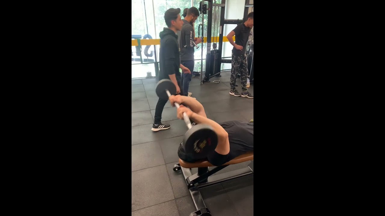 Triceps Press Frances con barra fija