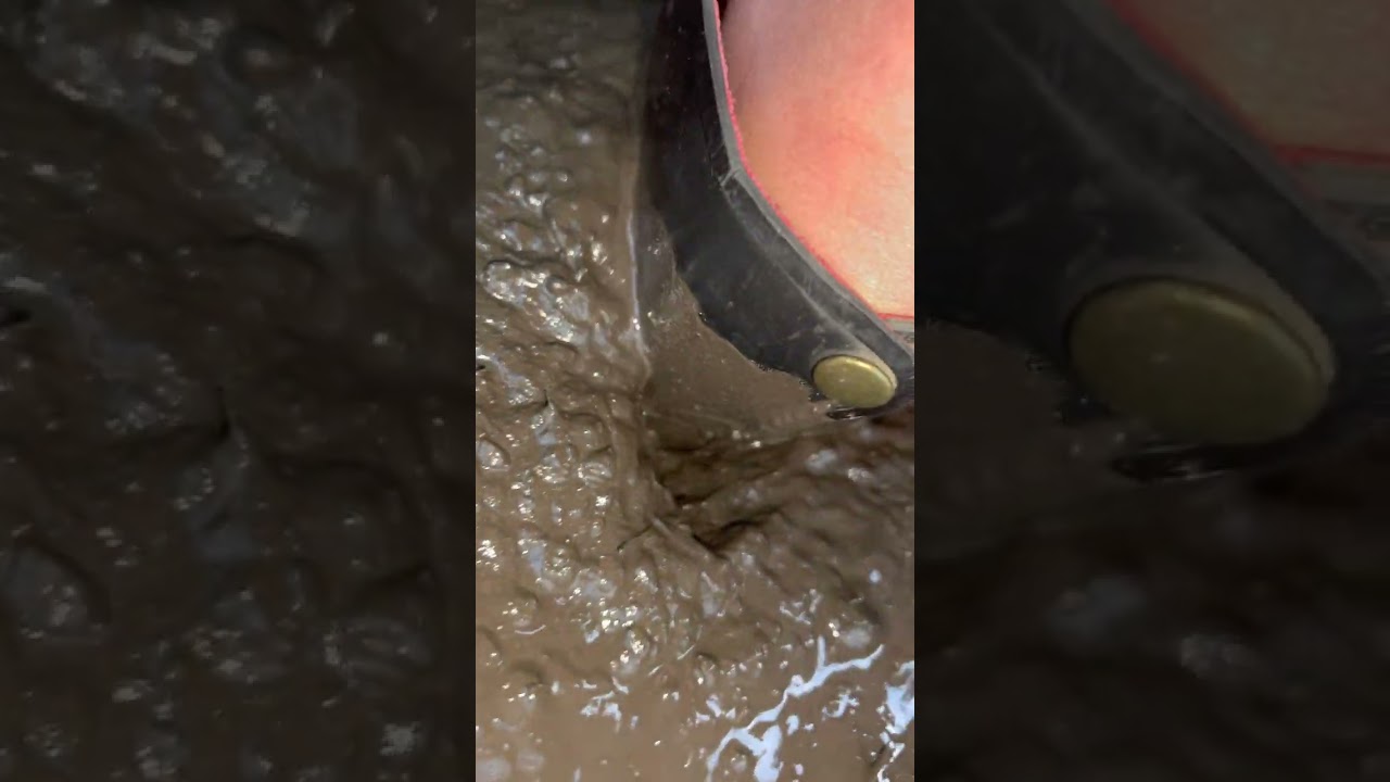 前ボタンの長靴で泥遊び￼