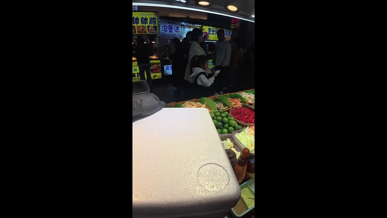 Live broadcast of street food specialties and fruit delicacies