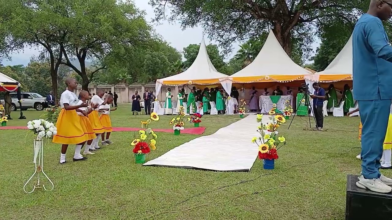 Obusike Embyani Lhukonzo Old Version by Kasese Cathedral Choir 