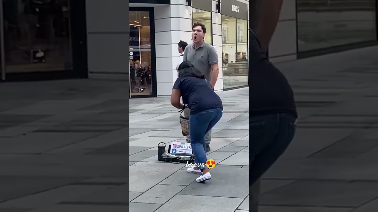 A TENOR BUSKER IN VIENNA #music #opera #busker #vienna  #austria #shortfeed
