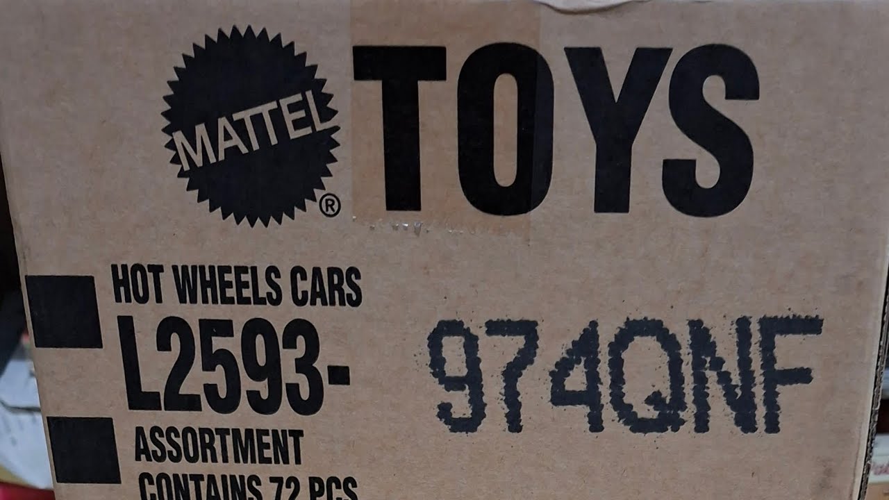 Abriendo caja Q de carritos básicos de Hot Wheels 2025.