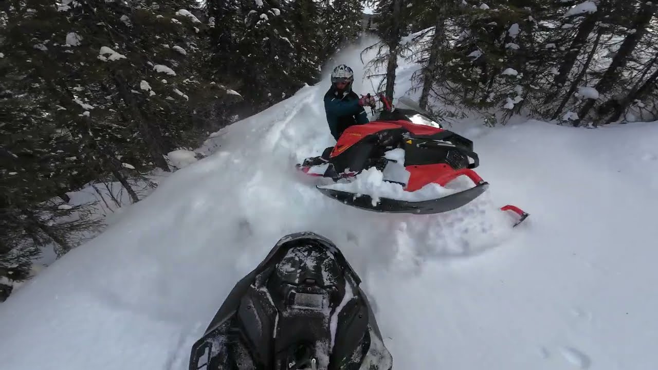 Les fous en ski doo ! (Y’a d’la neige en criss)