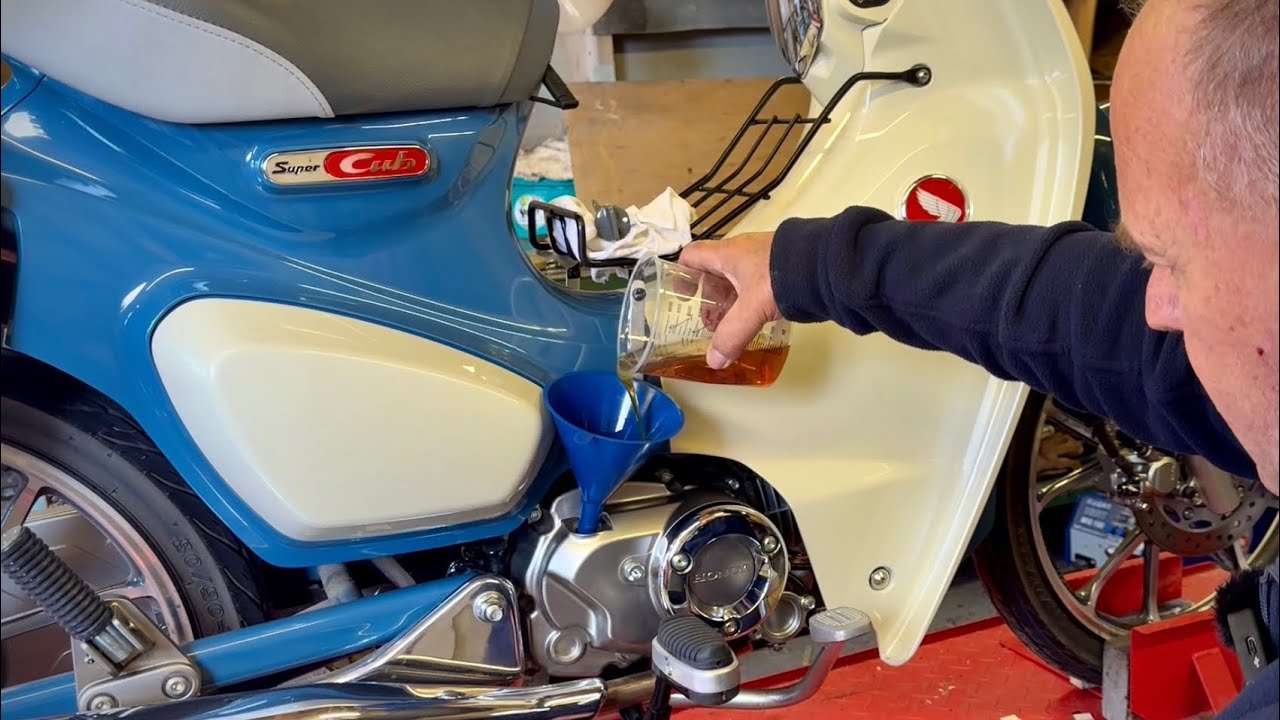 Первое обслуживание Honda Supercub C125.