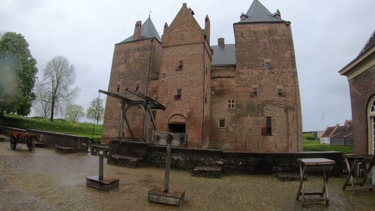 Slot Loevestein in de Vesting Driehoek en Sluithoek Hollandse Waterlinie tussen Maas en Waal bij Poe
