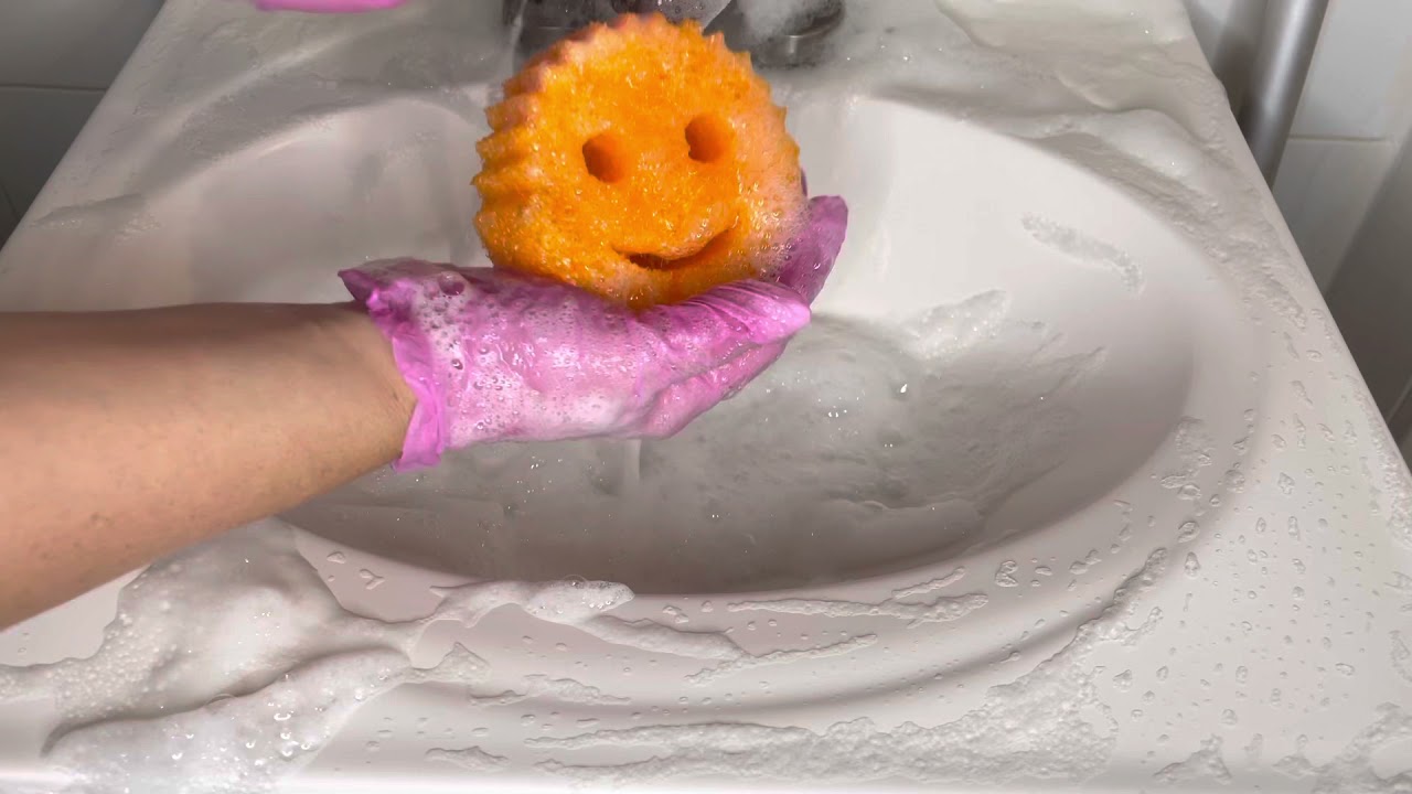 CLEANING A DIRTY BATHROOM SINK/SCRUBBING GALORE. #cleaningtherapy #asmrscrubbing #comet