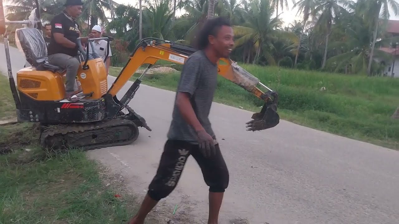 Mini excavator lagi mengerjakan pembersihan paret mini