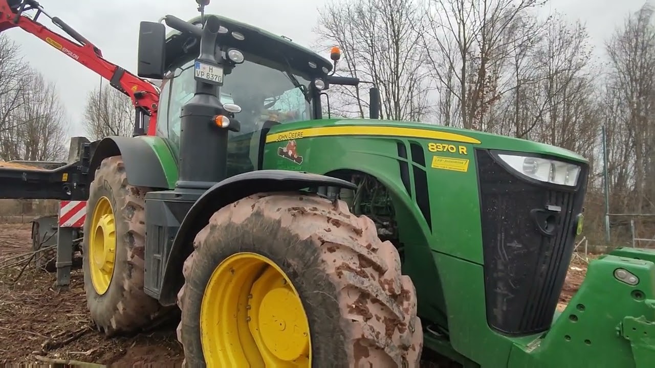 Die Grün-dlichen John-Deere 8R Jenz HEM Holz Hacken