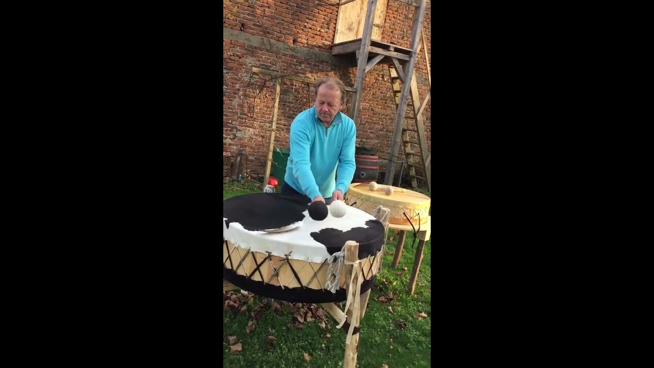 Trommeln mit der Motherdrum und Adlerfeder
