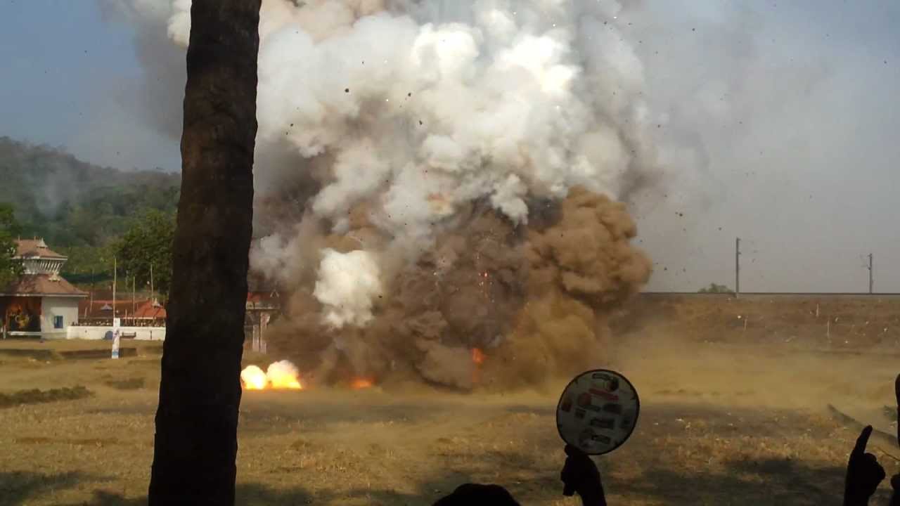 Uthralikavu Fireworks.mp4