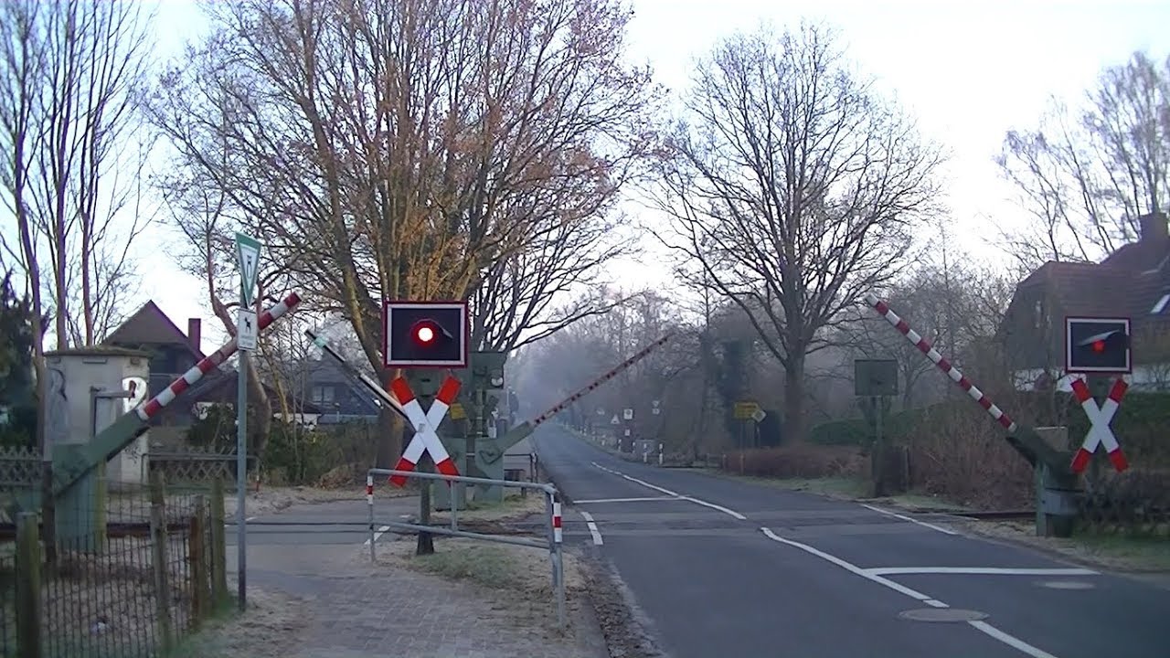Spoorwegovergang Delmenhorst (D) // Railroad crossing // Bahnübergang