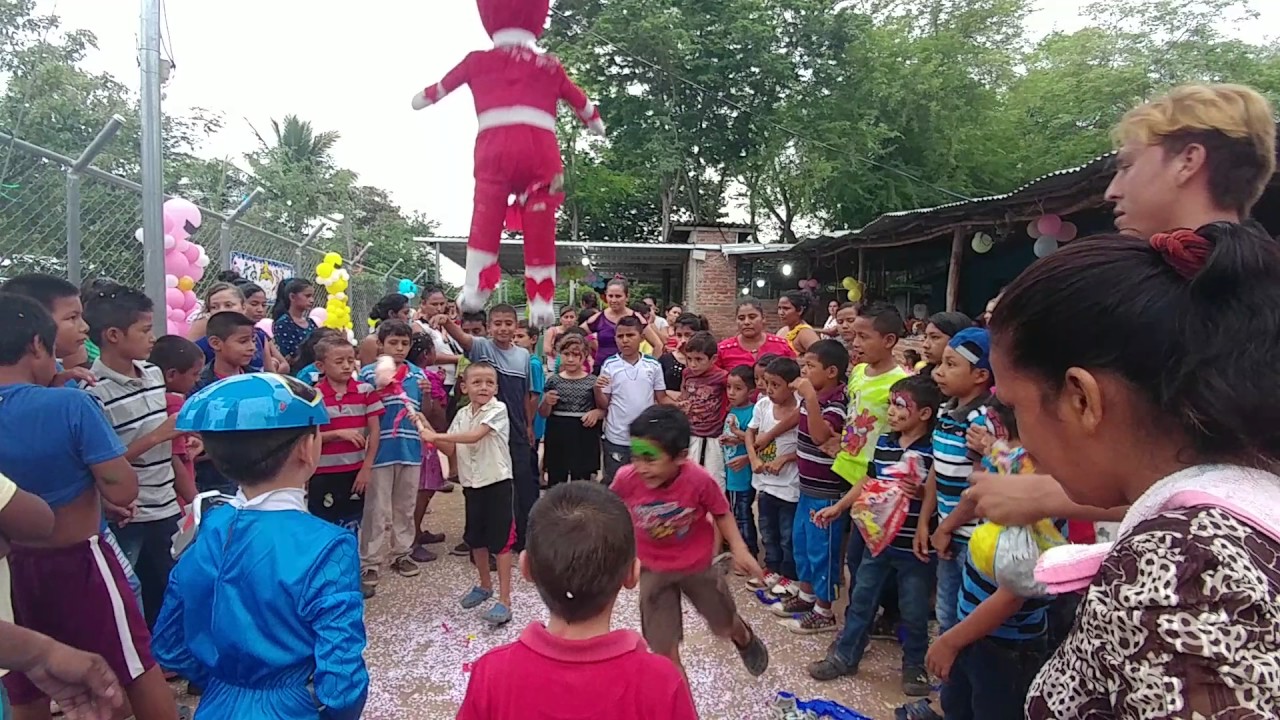 Ahora es el turno de los niños de reventar la piñata. Cumpleaños de Don Pop. Parte 15