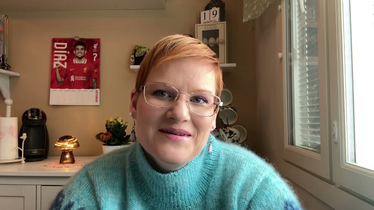 Minni neuloo Jakso 31 - Rosie sweater, storm sweater, viikonloppusukat ja pari virkattua huivia.