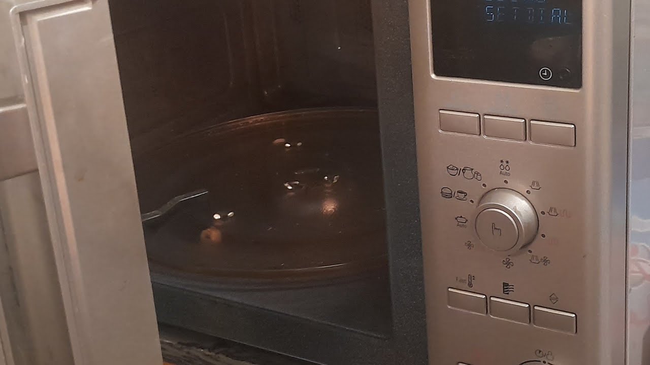 Come pulire un forno a microonde (è tornato nuovo)