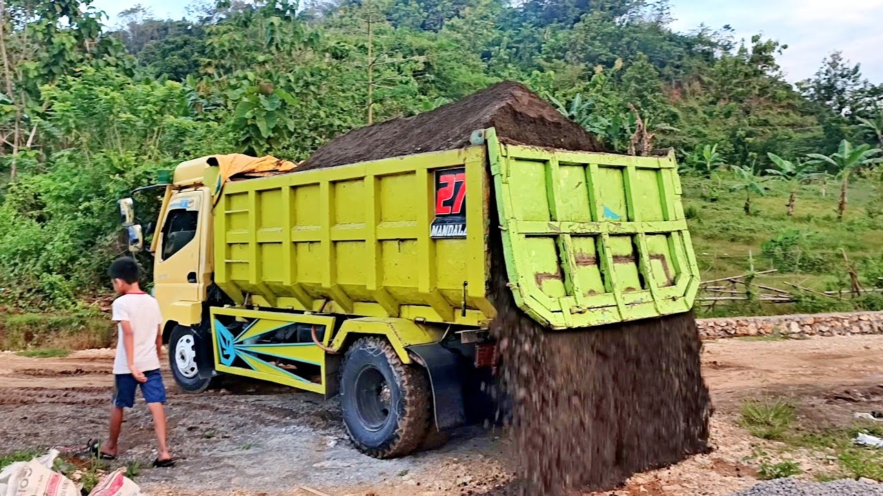 TRUK JOMPLANG. Truk Canter Bermuatan PASIR Bongkar Muatan Bareng TRUK ISUZU.