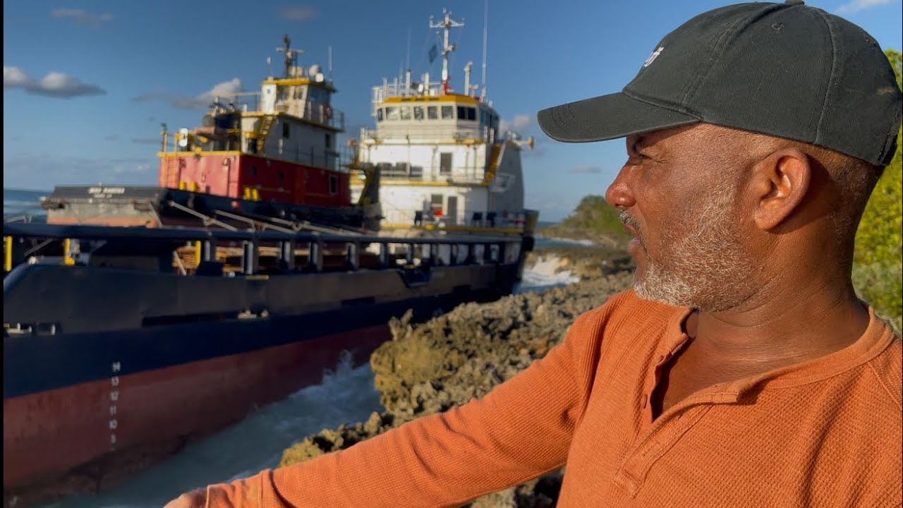 Barco encallado en la bahía de Luperón 