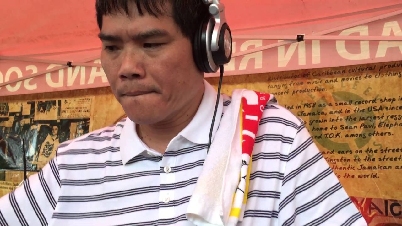 KING WAGGY TEE VINYL SHOWCASE