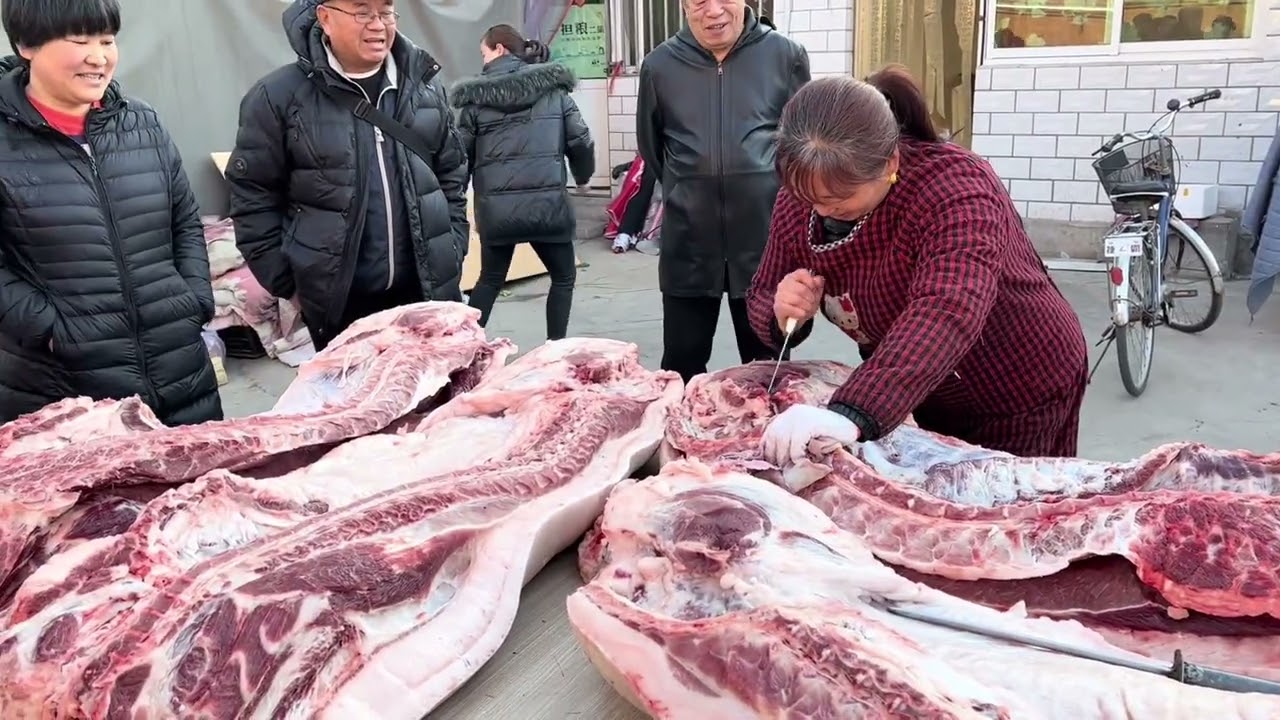 河北90后女老板猪肉卖的太火爆了，车没到人都排长队，场面太震撼