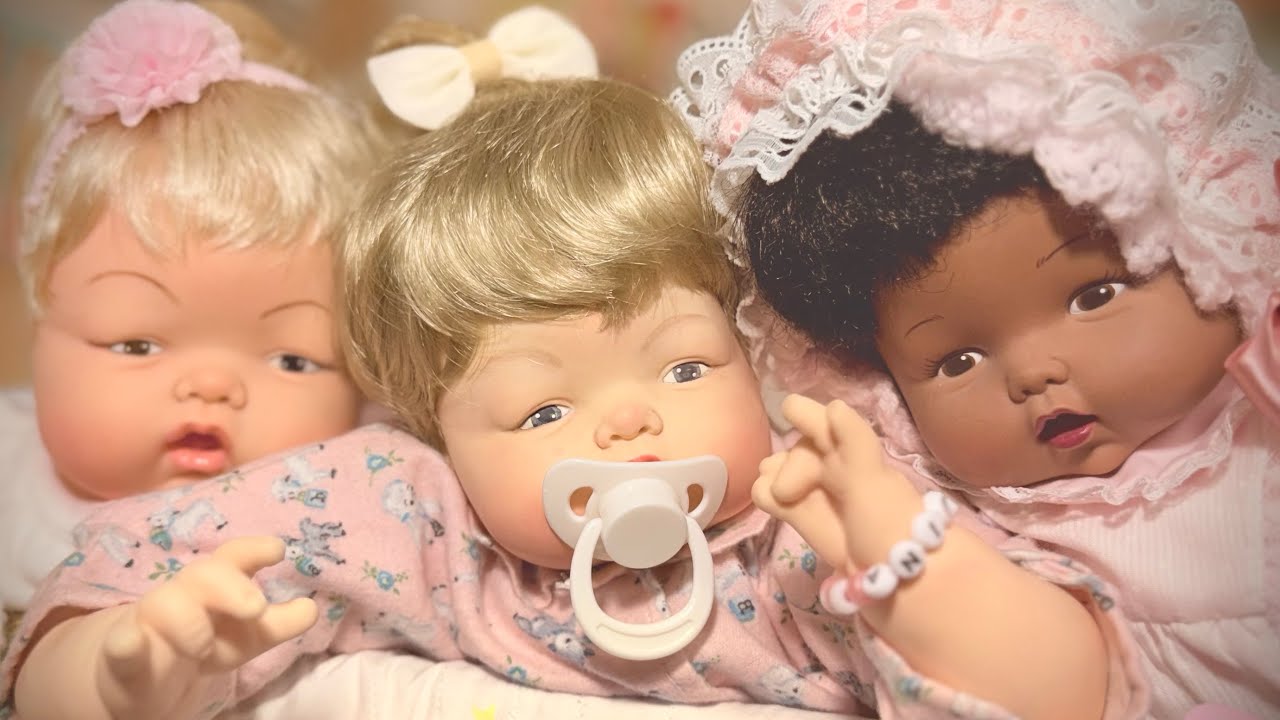 Детская кроватка, полная милоты: мои три винтажные куклы Дюймовочки!