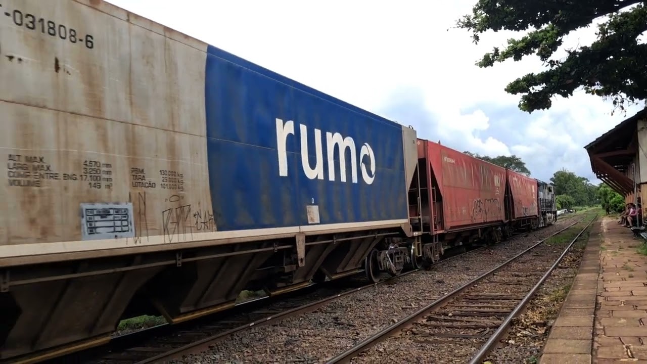 Trem carregado  passando por Boeno  de Andrada SP