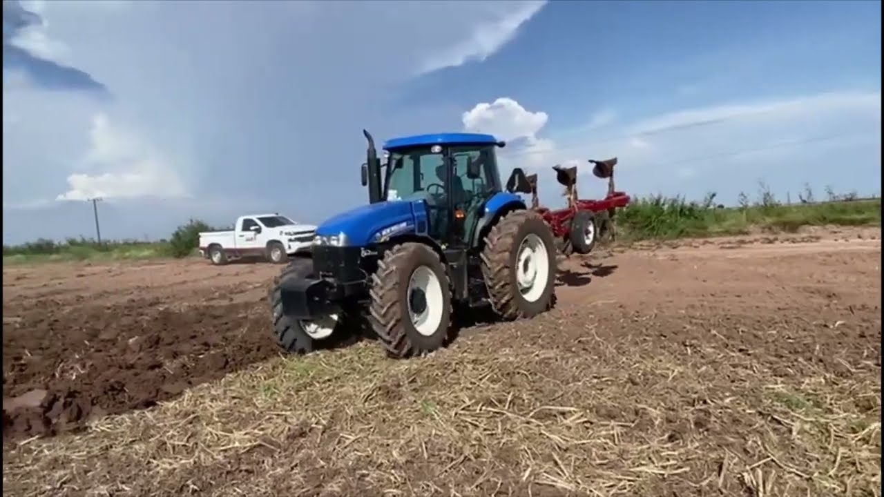 EL MEJOR BARBECHO QUE E VISTO NEW HOLLAND TS6.125 & ARADO 4 VERTEDERAS. GRAN CALIDAD DE OPERADOR