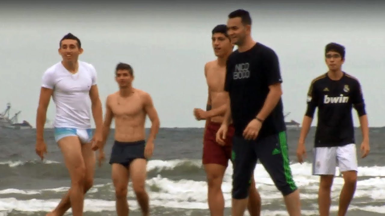 Los jugadores de México hacen una 'Cascarita' en la playa