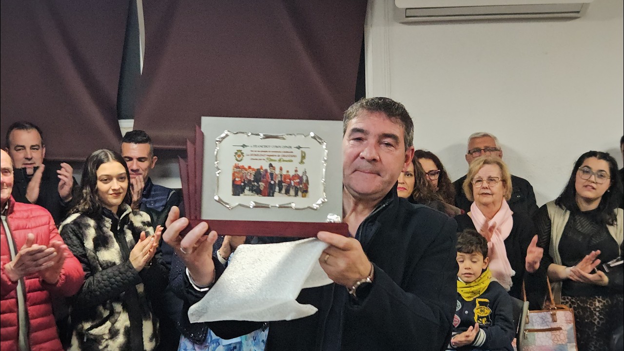 Emotivo homenaje de la Banda Sayones a Paco Cobos por sus 42 años como componente de la misma