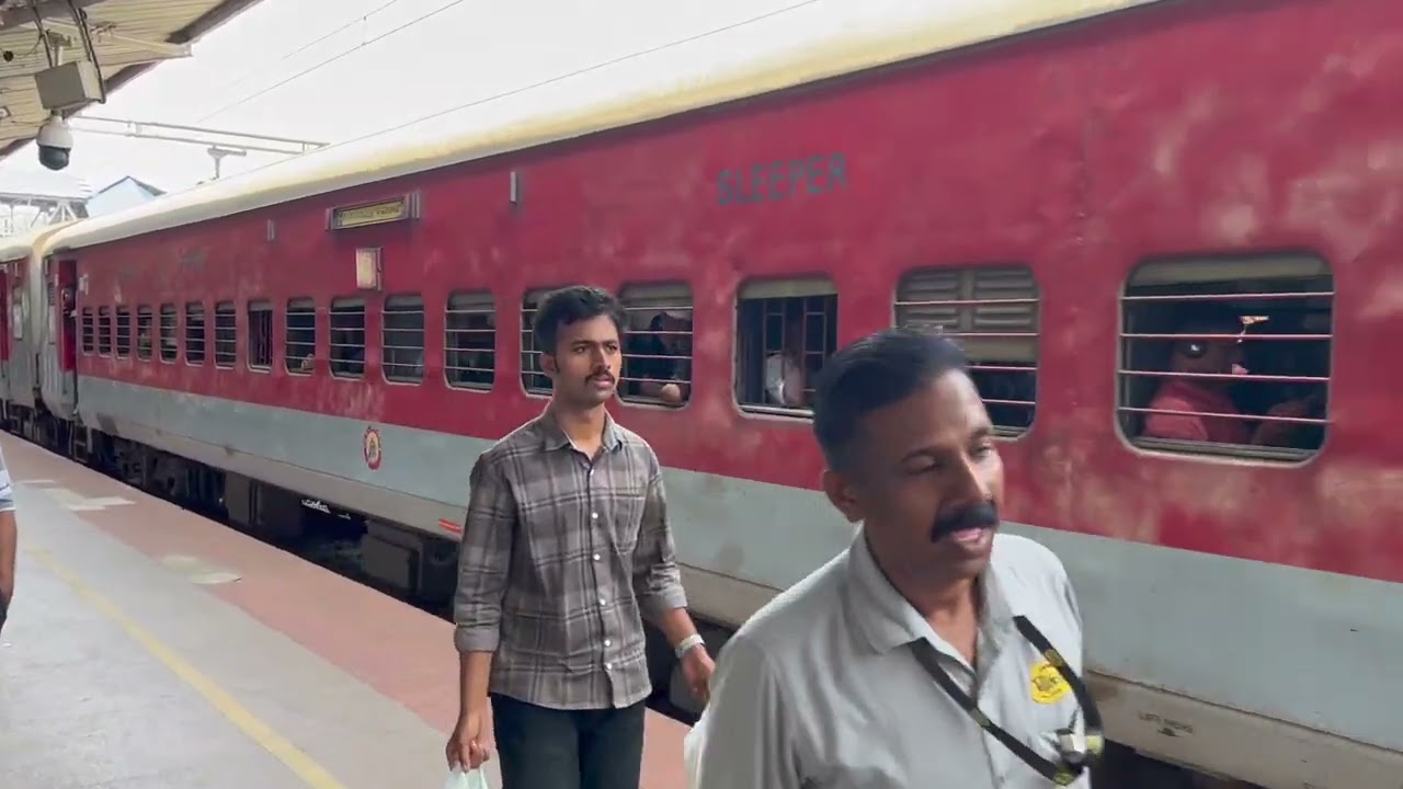 Thiruvanathapuram-LTT Netravati Express Arriving at Ernakulam Junction Platform No-3
