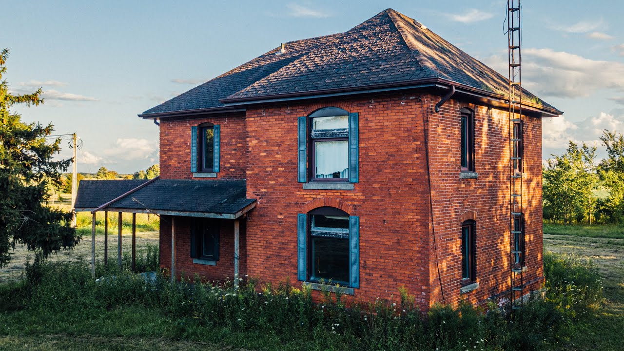 They Were Forced To ABANDON This SUPER Creepy Old Farmhouse