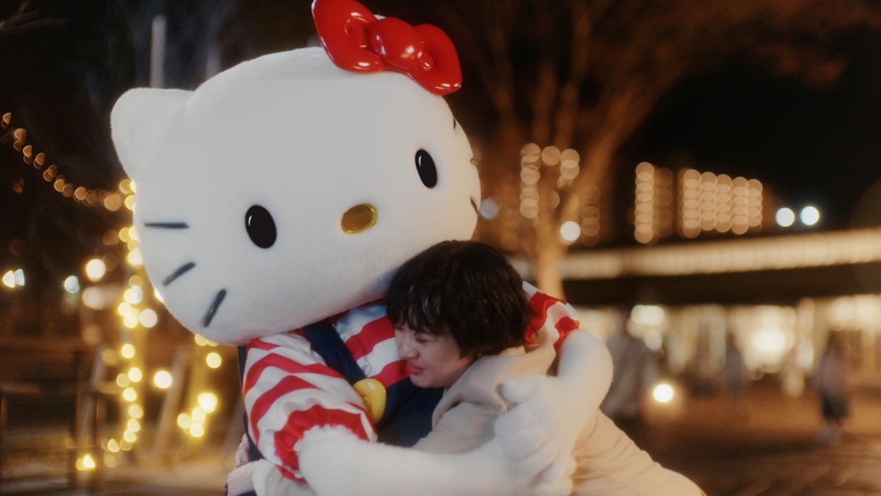 【CM】「押しつぶされそうになった女性とハローキティ」編【公式】
