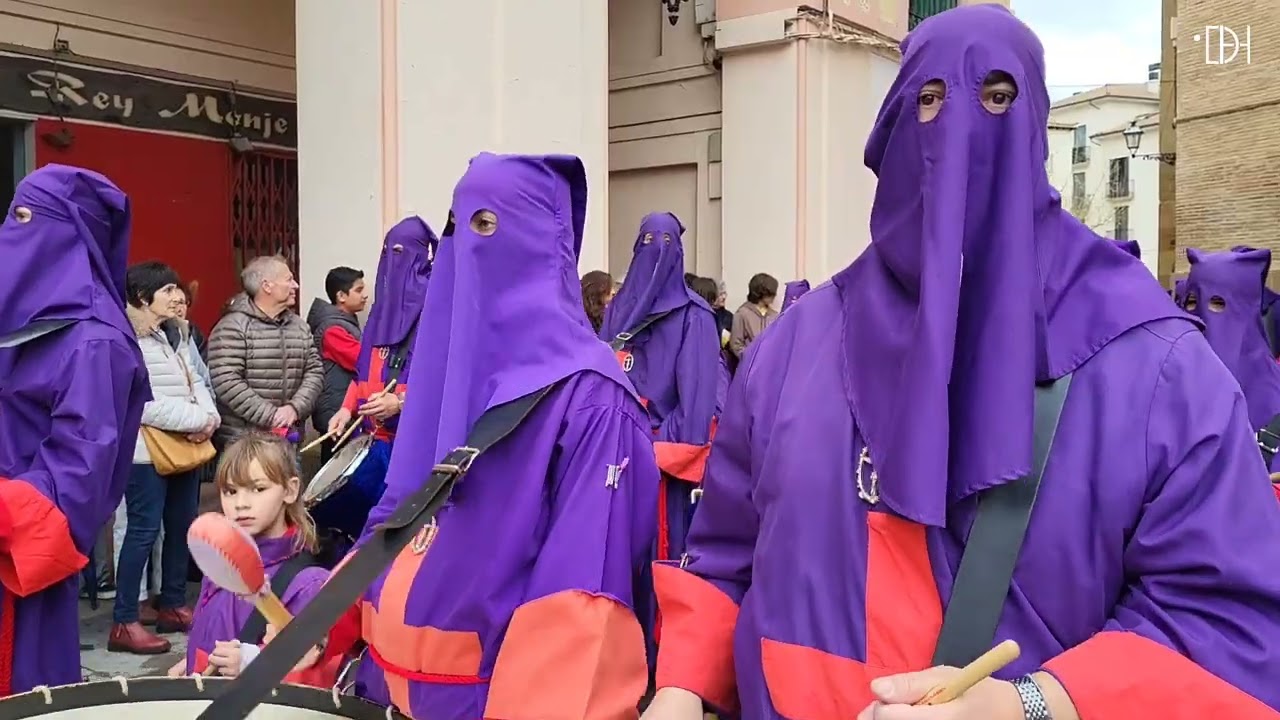 Concentración de bandas de tambores en el Viernes Santo oscense