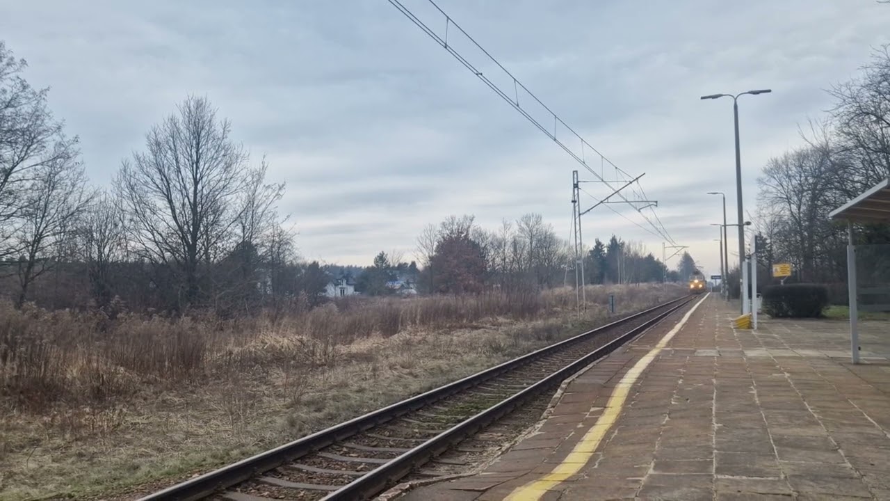Rzadki widok na lk181 škoda 163-035 z jednym wagonem z małą prędkością mija kuleje i RP1