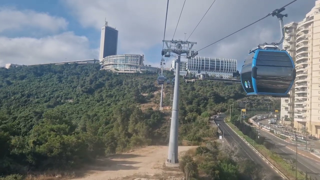 הרכבלית בדרך מתחנת הטכניון ועד אוניברסיטת חיפה שעה 07:45 בבוקר כמעט ואין נוסעים. 3/7/2023