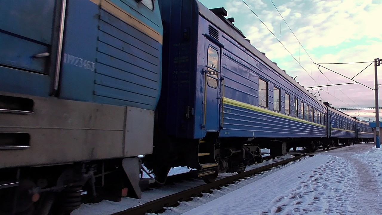 ЧС4-080 з пасажирським поїздом відправляється в рейс!