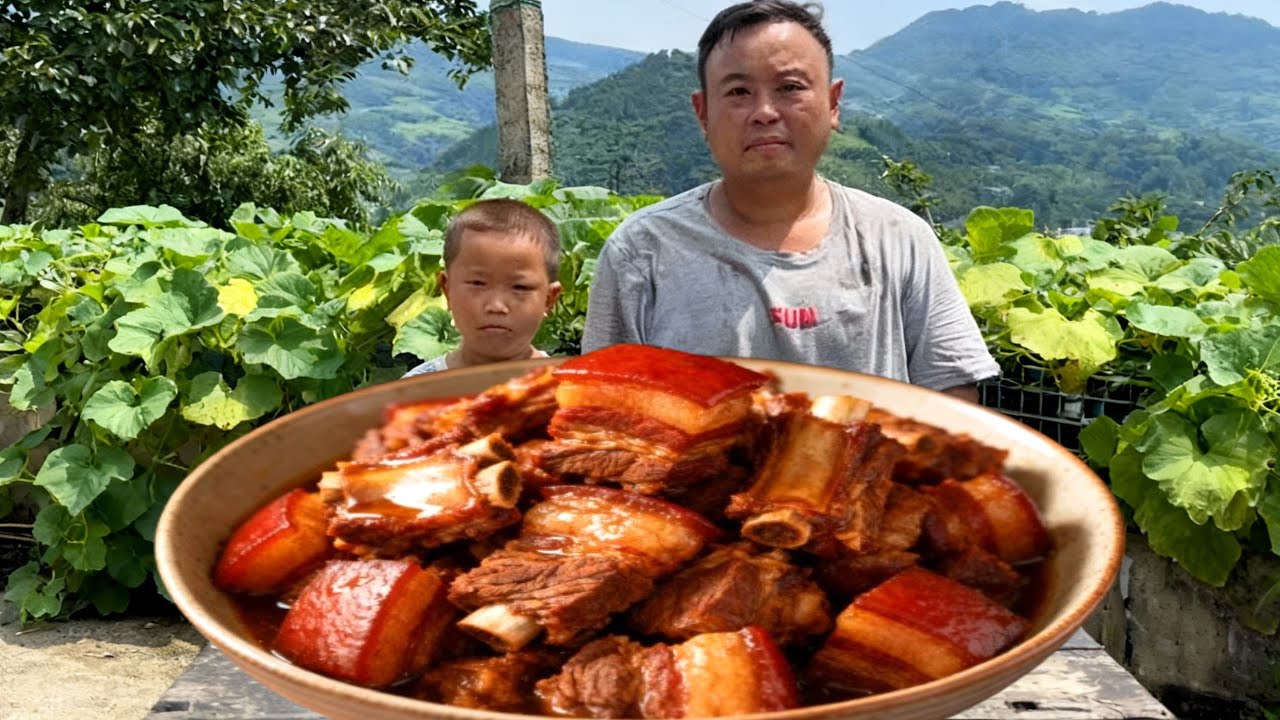 懂事儿子不仅会照顾爷爷和弟弟，还会帮爸爸做饭，真是太厉害了！#亲子 #萌娃 #美食 #农村